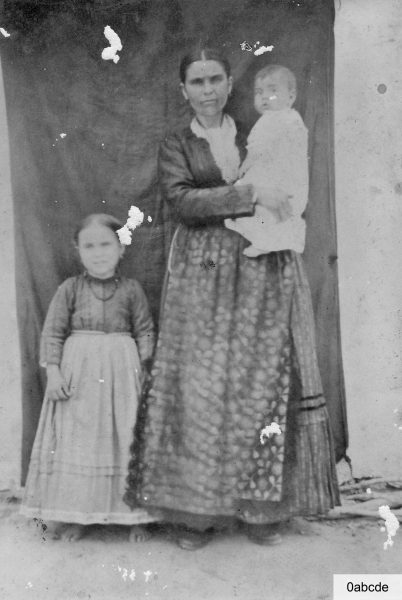 1925: Maria Zucca con i figli Rosa e Giovanni Pulixi
