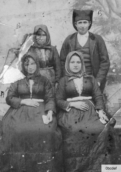 1918: in piedi, Vincenza Murru e il marito Giovanni Scanu. Sedute: Vitalia Ofelia Craba e Rosa Murru