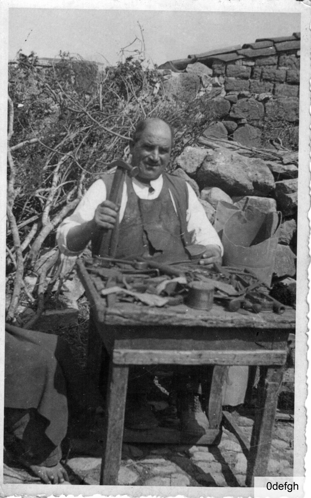 Il calzolaio Francesco Marras al lavoro nella sua bottega