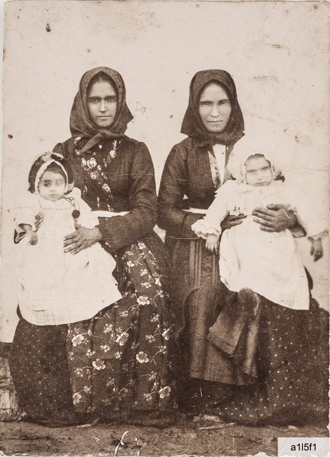 1920: si riconosce a sinistra Giovanna Battistina Scanu (1891-1922) con il figlio Francescangelo Trudu (1919-1994)