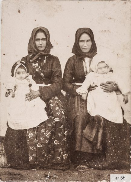 1920: si riconosce a sinistra Giovanna Battistina Scanu (1891-1922) con il figlio Francescangelo Trudu (1919-1994)