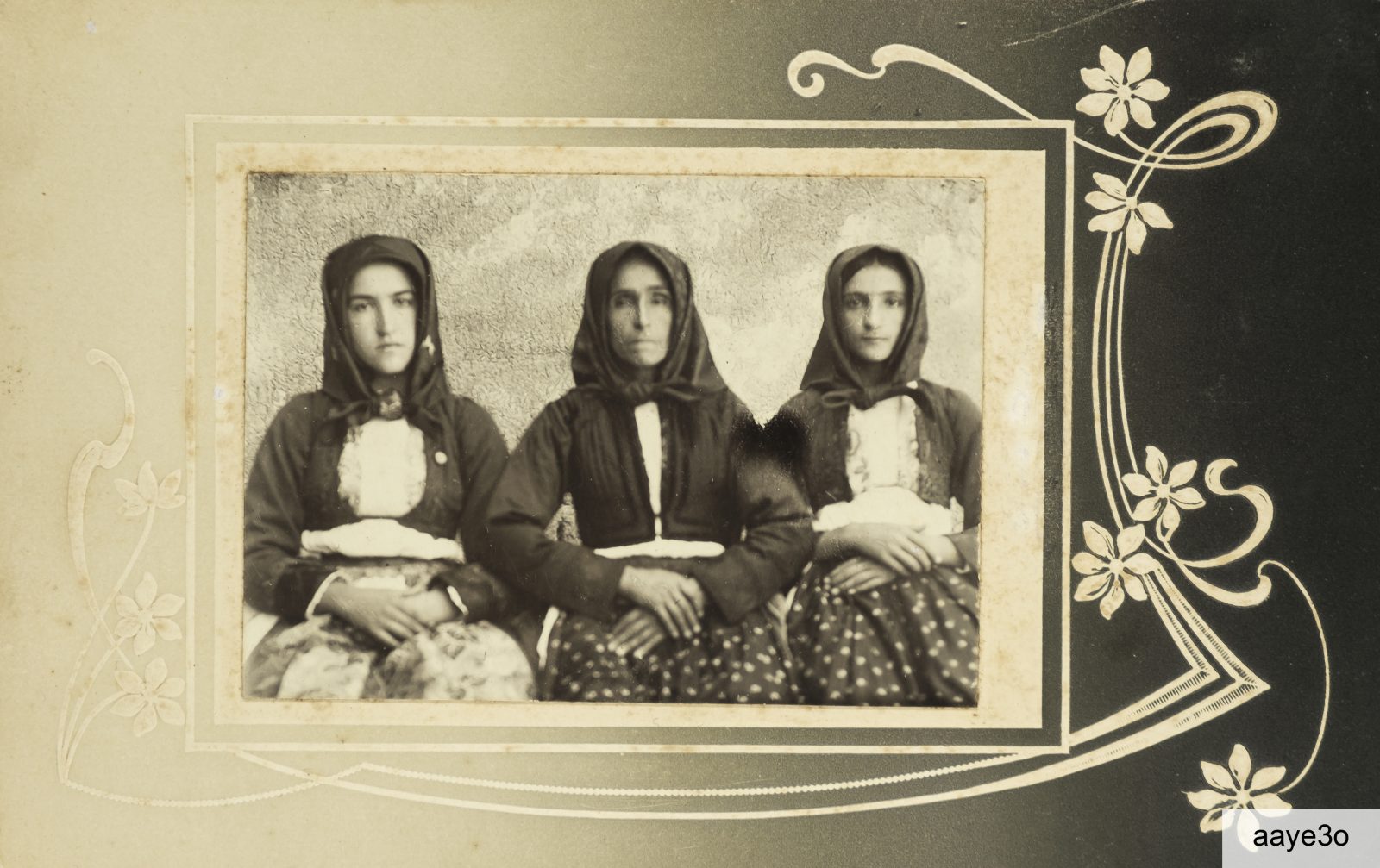 Anni Venti del Novecento: le sorelle Domenicangela (1911-1938) e Maria Greca Turnu (1914-2007) con la madre Maria Antonia Scanu S’arrica (1881-1944)