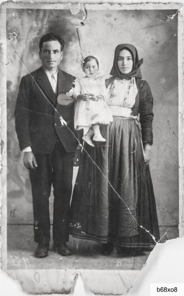 Fine anni Trenta del Novecento: Felice Salvatore Pau (1911-2001), Angelina Licheri (1912-2001) e Maria Pau (1936-2014)