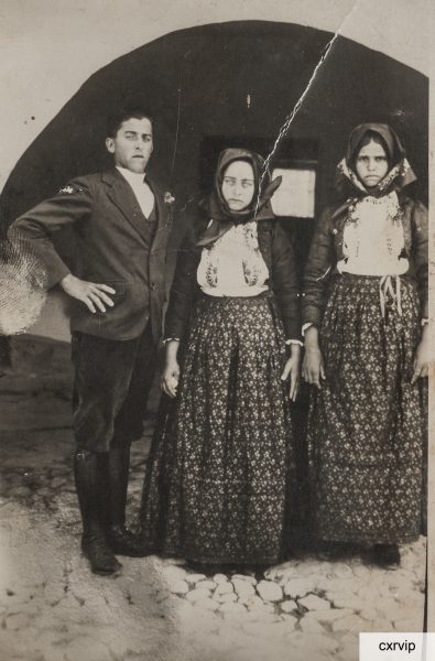 Anni Trenta del Novecento: Giuseppe, noto Pinu (1915-2013) e Rosa Craba (1912-2012) con un’amica