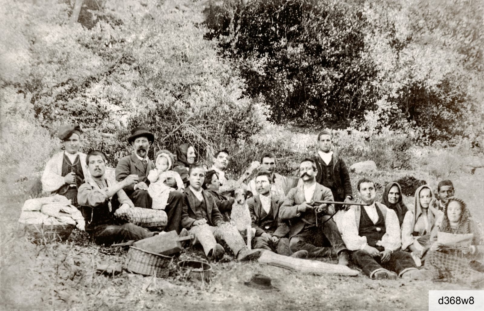 1912: scampagnata di gruppo. Si riconosce al centro il maestro Salvatorangelo Pala (1873-1927)