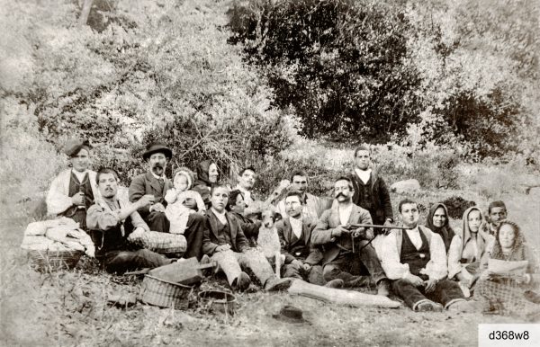 1912: scampagnata di gruppo. Si riconosce al centro il maestro Salvatorangelo Pala (1873-1927)