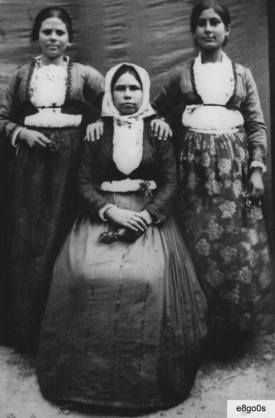 Seduta, Raffaella Ollosu (1908-2004) con Maria Greca Sanna e Antonia Ollosu (1911-1989)