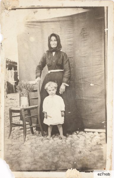 Fine anni Venti del Novecento: Angelo Meloni, noto Linu Maboni Piticheddu (1925-2008) e una vicina di casa, tzia Filipina Scalas