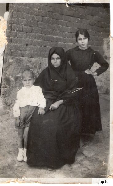 1938: ricordo della festa di santa Margherita. Armando Tratzi (1934-2021) con la madre Margherita Orrù (1910-1979) e la zia Maddalena Orrù (1925-2021)