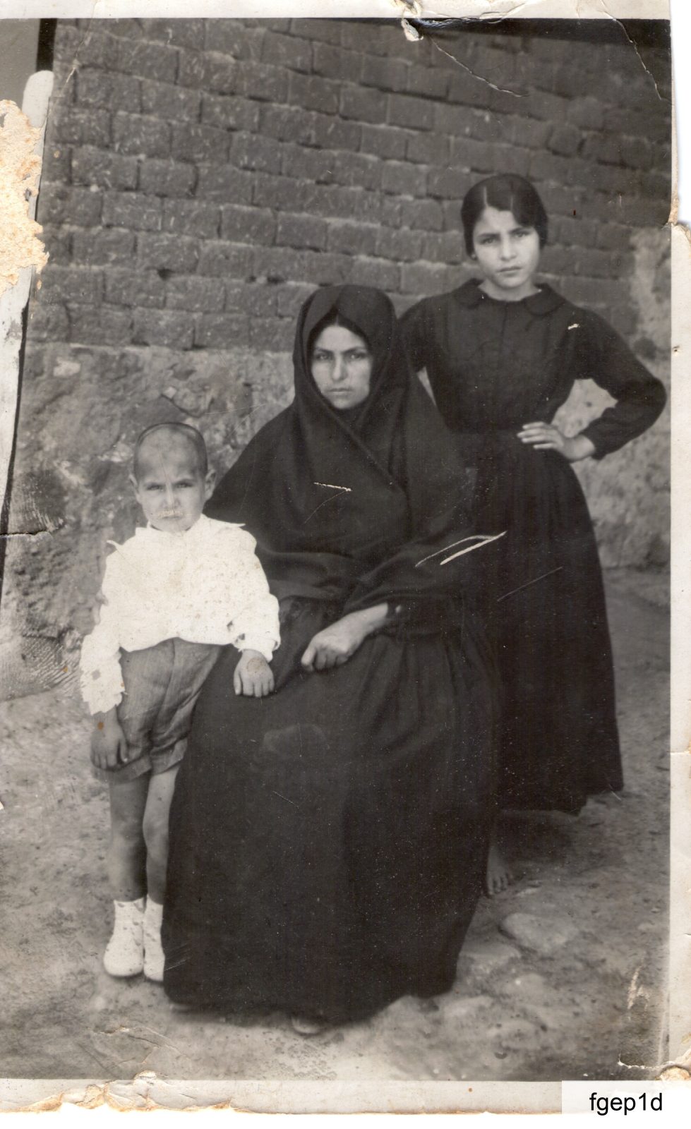 1938: ricordo della festa di santa Margherita. Armando Tratzi (1934-2021) con la madre Margherita Orrù (1910-1979) e la zia Maddalena Orrù (1925-2021)