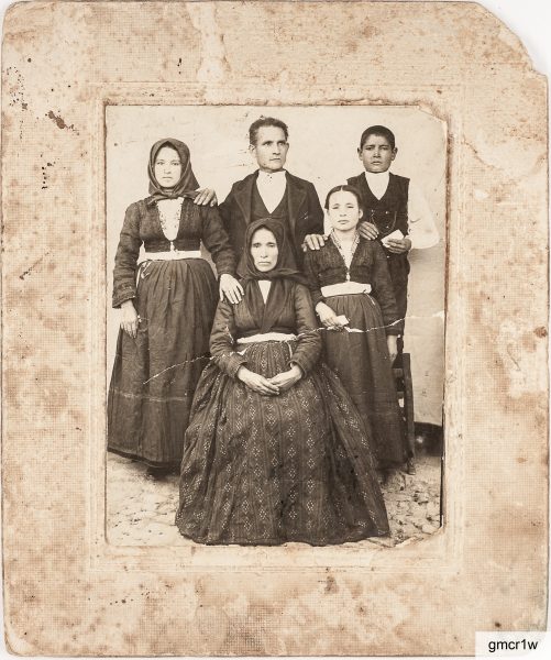 Fine anni Dieci del Novecento: la famiglia Murru/Meloni. In piedi: Attilio, Rosa, Francesco Luigi (noto Ciucciu Loisu) e Francescangela Murru. Seduta: Giuseppina Meloni