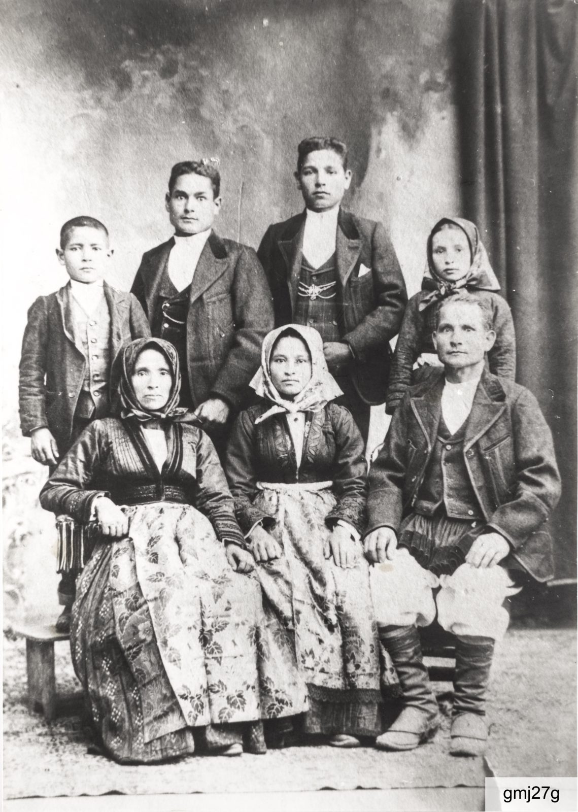 Prima metà degli anni Dieci del Novecento: da sinistra in alto Attilio e Francesco Luigi Murru (noto Loisicu), Simone Scanu e Francescangela Murru. Seduti: Giuseppina Meloni, Rosa e Francesco Luigi Murru (Cicciu Loisu)