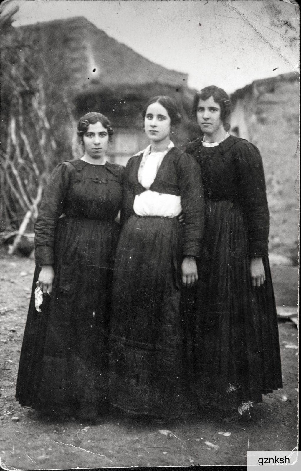 Anni Venti del Novecento. Da sinistra: Susanna (1905-1995), Maria Rosa (1910-1961) e Giuditta Pisu (1908-1989)