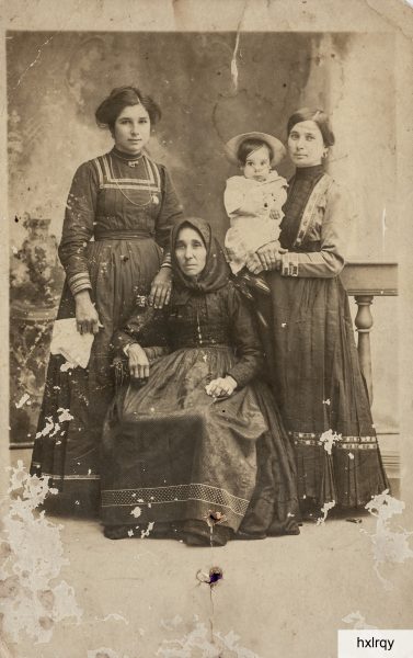 1917: in piedi le sorelle Ersilia (1898-1992) e Claudina Garau (1890-1977) con in braccio Peppino Garau (1916-1987). Seduta, la madre delle ragazze Francesca Ortu (1862-?)