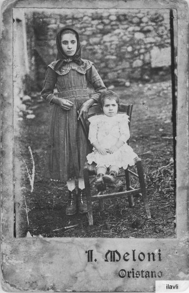 1921: le sorelle Erminia (1908-1970) e Dina Pala (1916-2013)