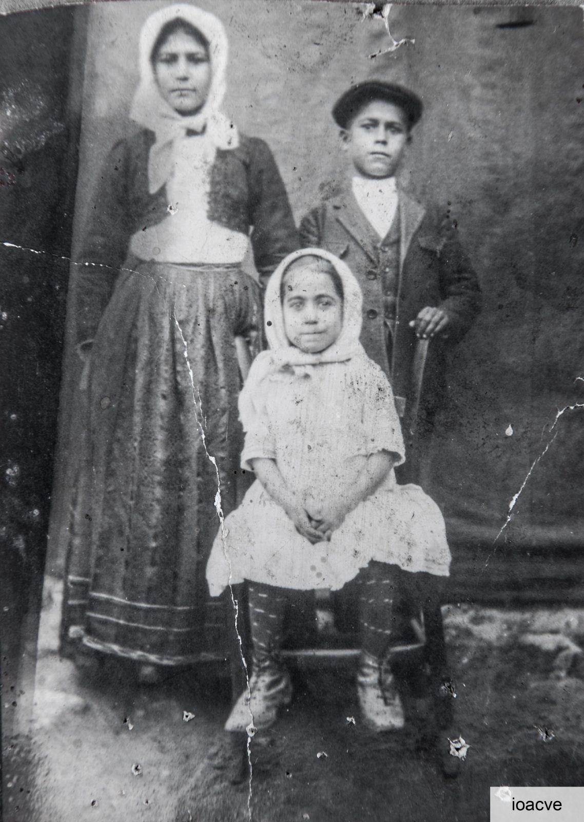 Anni Venti del Novecento: Anna Lai (1911-1991), Ernesto Lai (1916-1972) e, seduta, Luigia Putzolu (1920-1993)