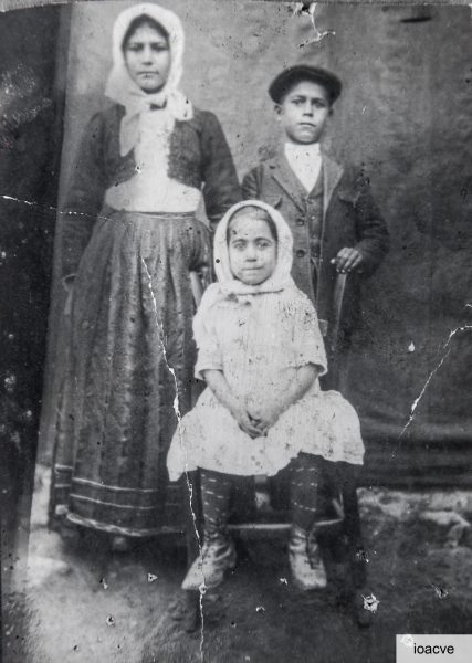 Anni Venti del Novecento: Anna Lai (1911-1991), Ernesto Lai (1916-1972) e, seduta, Luigia Putzolu (1920-1993)