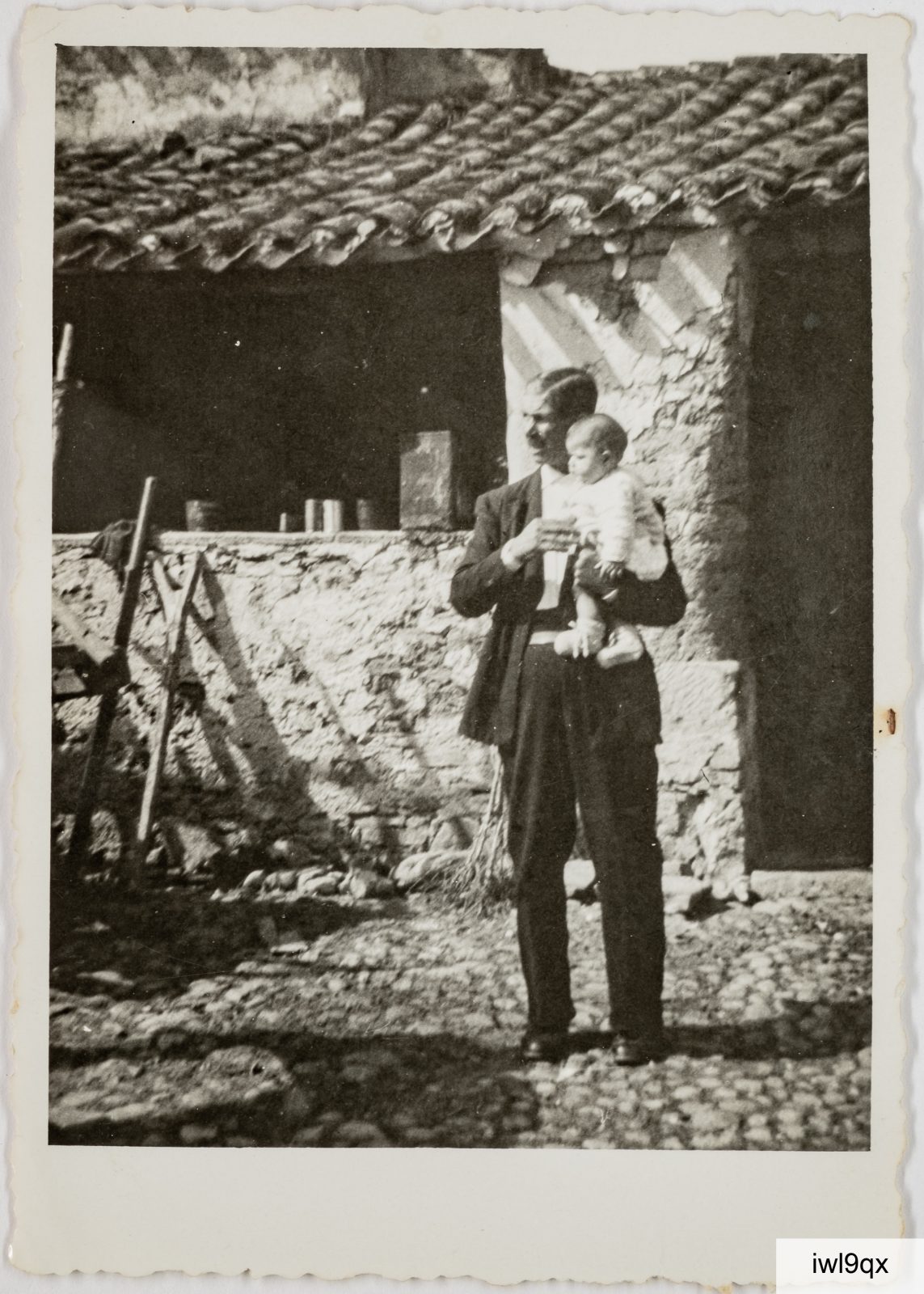 1979: Efisio Orrù (1898-1982) col piccolo Gabriele