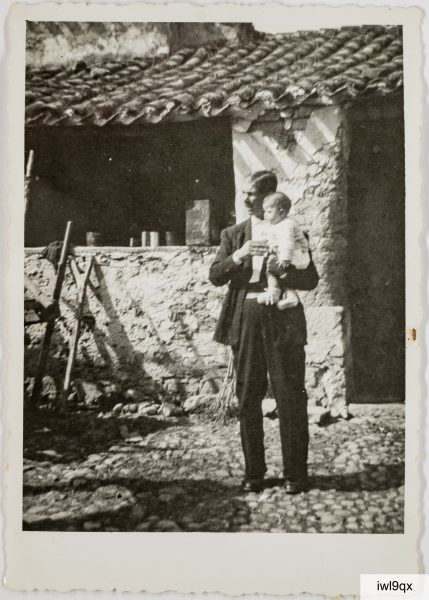 1979: Efisio Orrù (1898-1982) col piccolo Gabriele