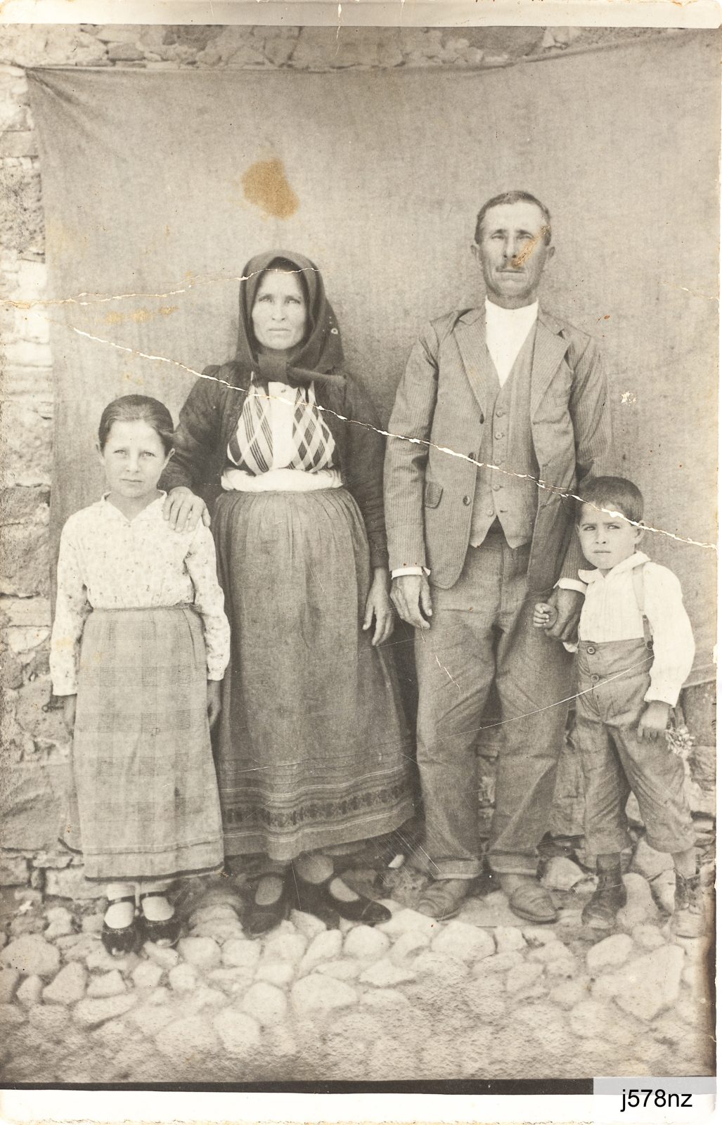 Al centro: Raimonda Pinna (1886-1953)