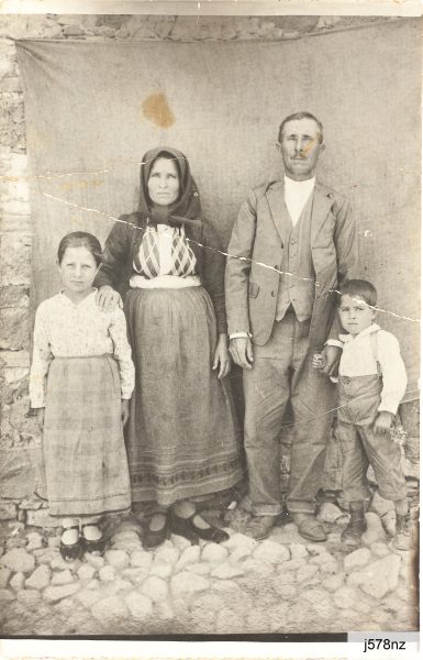 Al centro: Raimonda Pinna (1886-1953)