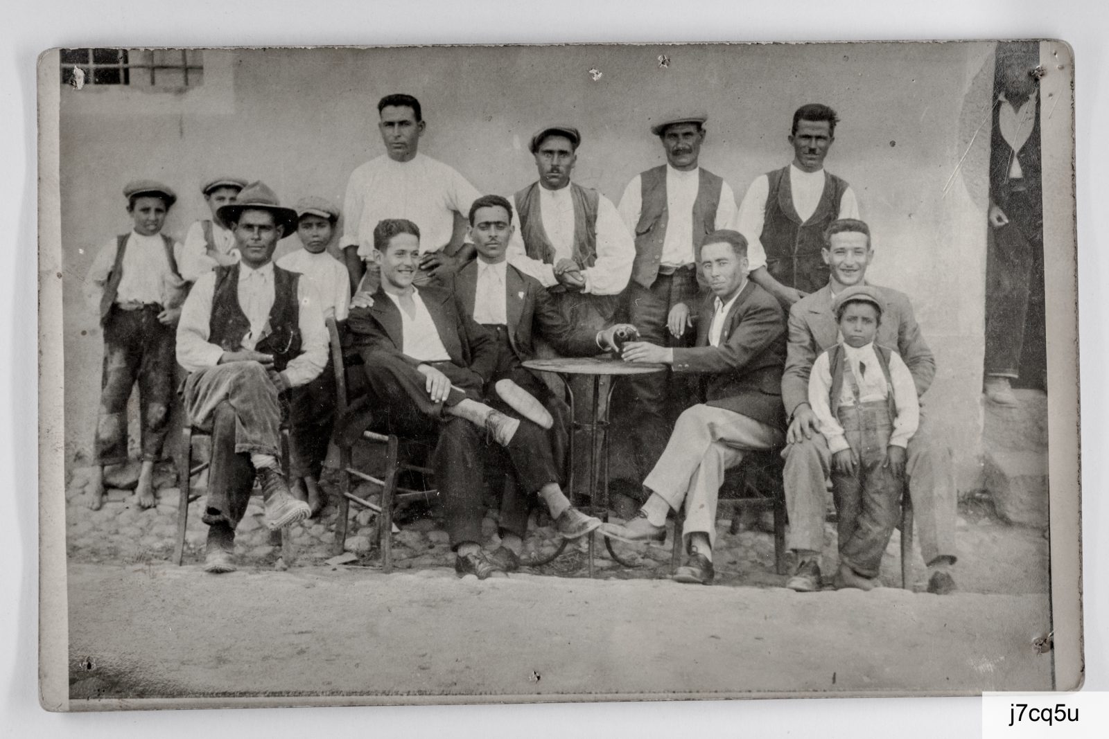 1927: In piedi i bambini Efisio Trudu, Francesco Mele e Lino Cuscusa, Francesco Fadda, Peppino Schirru, Efisio Lai, Luigi Pinna. Seduti: Chicchino Cossu, Antonio Cabras, Giulio Cossu, Salvatore Mura, Pietro Cabras e il bambino Nichiteddu Mele