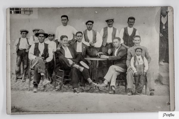 1927: In piedi i bambini Efisio Trudu, Francesco Mele e Lino Cuscusa, Francesco Fadda, Peppino Schirru, Efisio Lai, Luigi Pinna. Seduti: Chicchino Cossu, Antonio Cabras, Giulio Cossu, Salvatore Mura, Pietro Cabras e il bambino Nichiteddu Mele