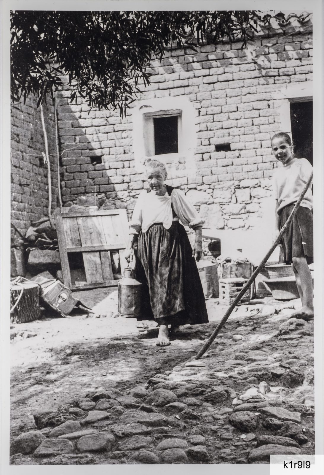 Primi anni Sessanta del Novecento: Maddalena Zucca (1890-1979) nel cortile di casa in abito giornaliero