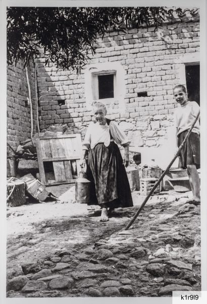 Primi anni Sessanta del Novecento: Maddalena Zucca (1890-1979) nel cortile di casa in abito giornaliero