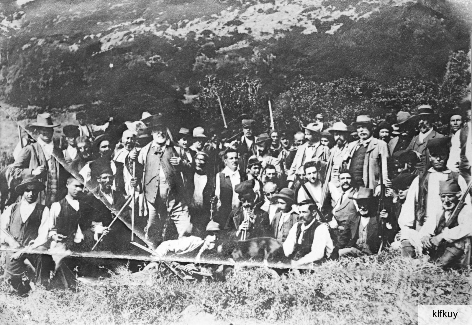 1890: “sa cassa de Don Peppino Carta” In basso a destra si riconosce il capo caccia Cesarino Orrù