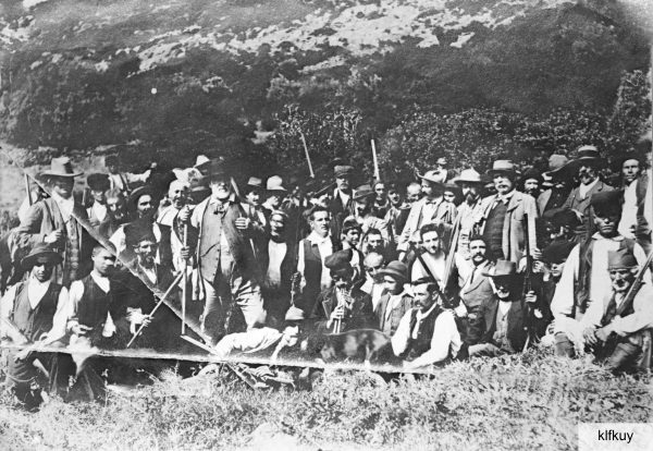 1890: “sa cassa de Don Peppino Carta” In basso a destra si riconosce il capo caccia Cesarino Orrù