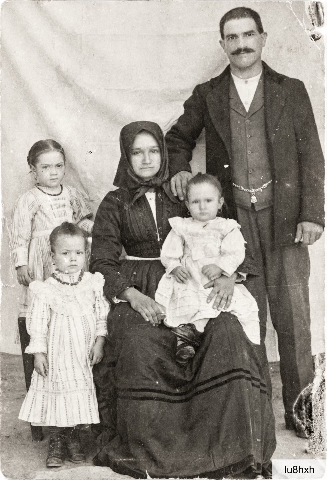 1917: Francesco Marras (1885-1965) e Vincenza Carta (1891-1980) con le piccole Mariannica, Letizia e Peppina