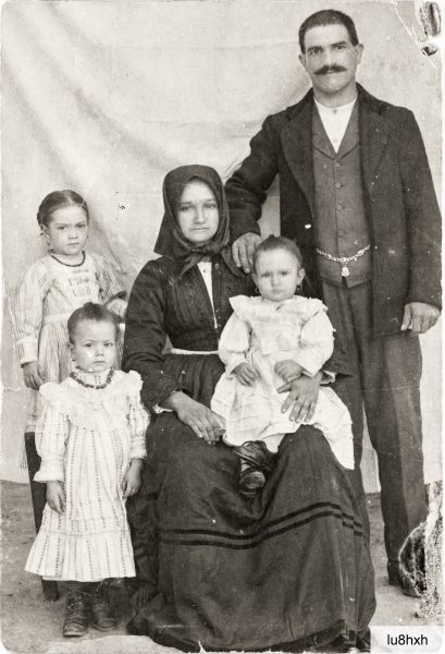1917: Francesco Marras (1885-1965) e Vincenza Carta (1891-1980) con le piccole Mariannica, Letizia e Peppina