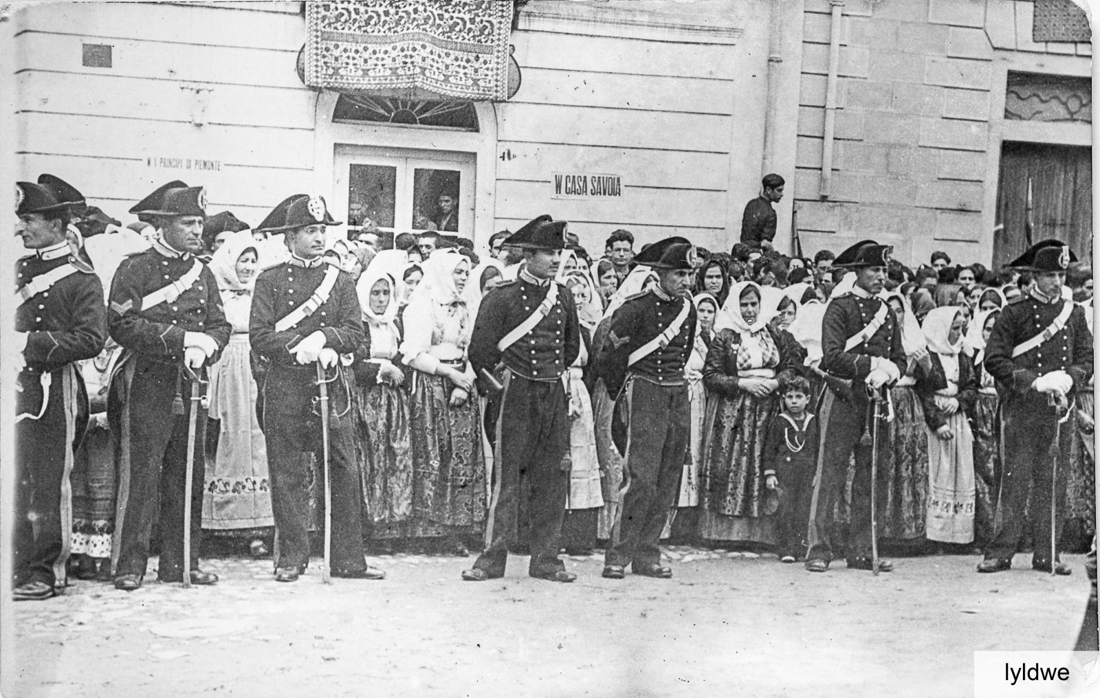Anni Trenta del Novecento: Oristano, villaurbanesi in attesa del passaggio del Principe di Piemonte