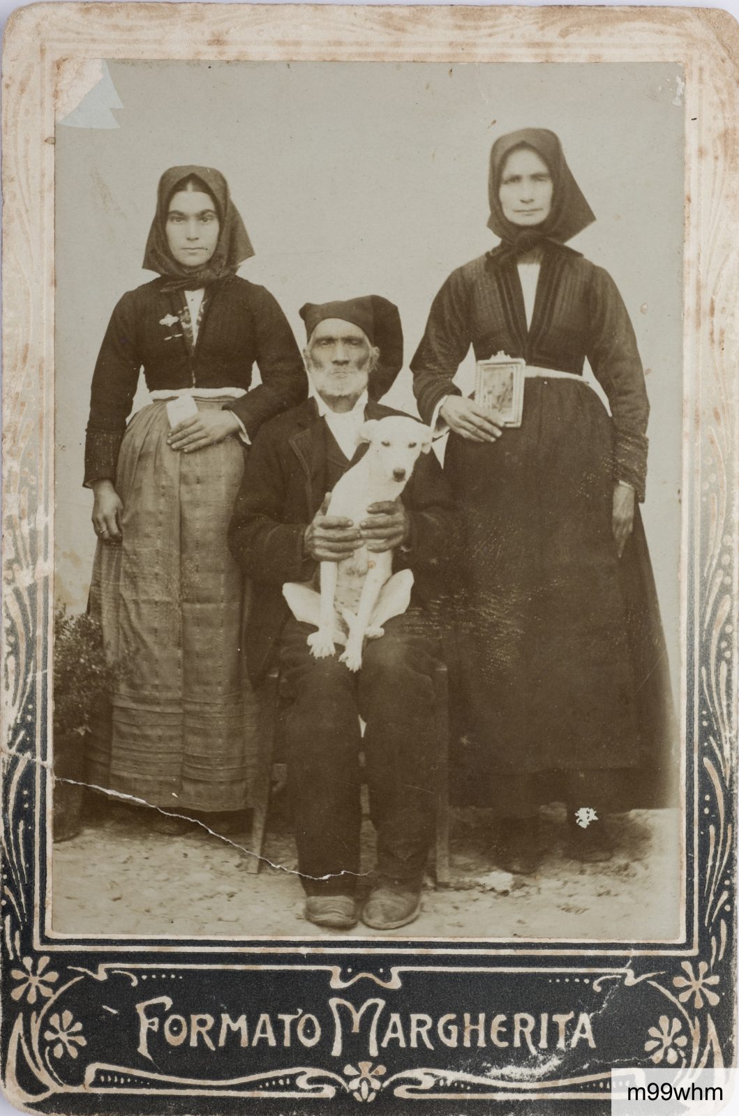 Primo Novecento: da sinistra, Maria Giglia Urraci (1891-1966), i genitori Maria Lucia Deriu e Giovanni Urracci