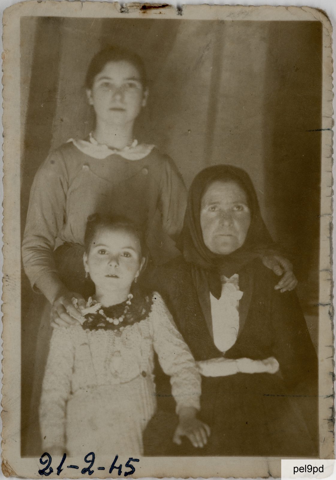 21 febbraio 1945: seduta, Maria Schirru; in piedi, Teresa Zucca e la piccola Margherita Zucca