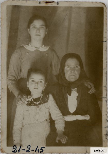 21 febbraio 1945: seduta, Maria Schirru; in piedi, Teresa Zucca e la piccola Margherita Zucca