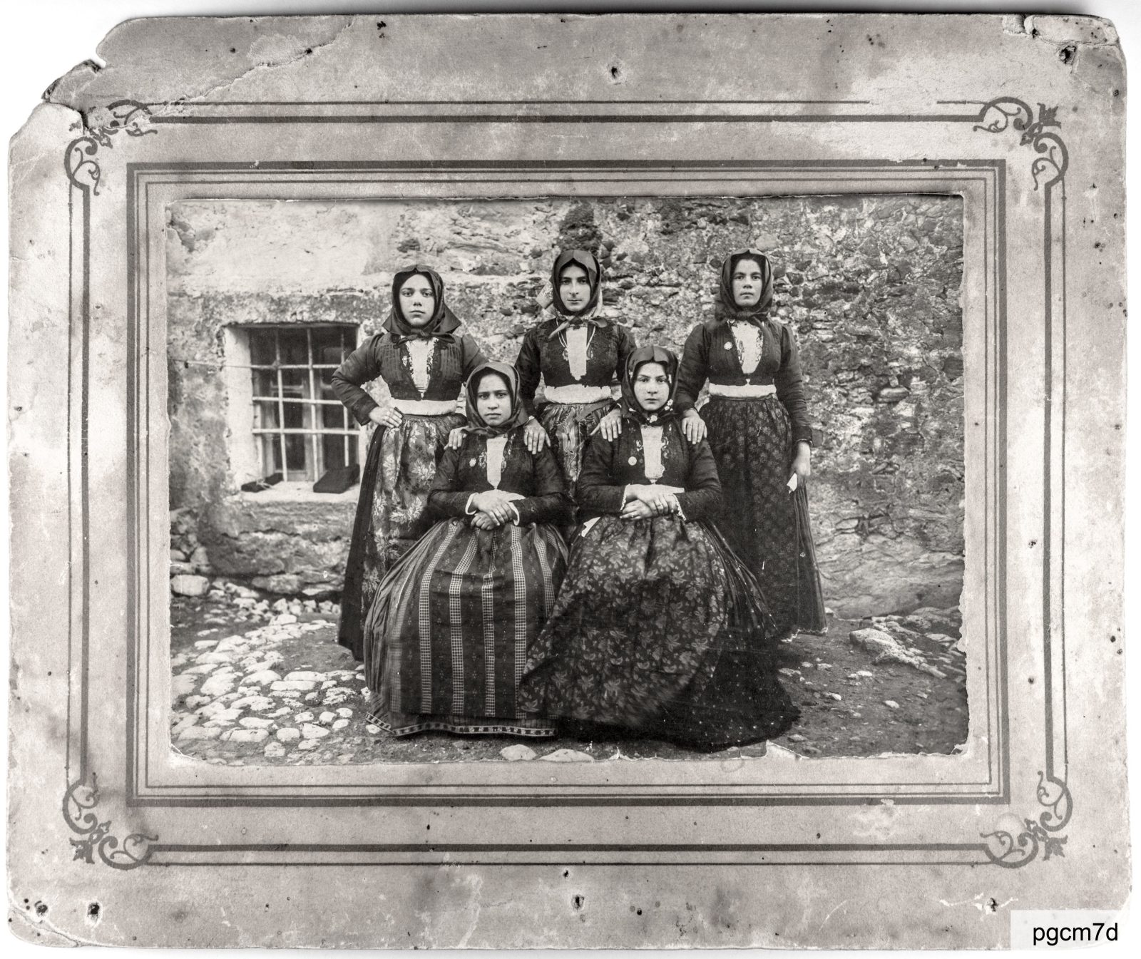 1923: Villaurbana. In piedi: Angelina Paulesu, Rosa Orrù, Giuseppina Meloni Pisu. Sedute: Bonaria Meloni e Giuseppina Meloni Massa