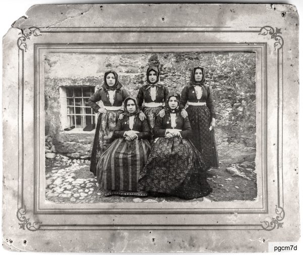 1923: Villaurbana. In piedi: Angelina Paulesu, Rosa Orrù, Giuseppina Meloni Pisu. Sedute: Bonaria Meloni e Giuseppina Meloni Massa