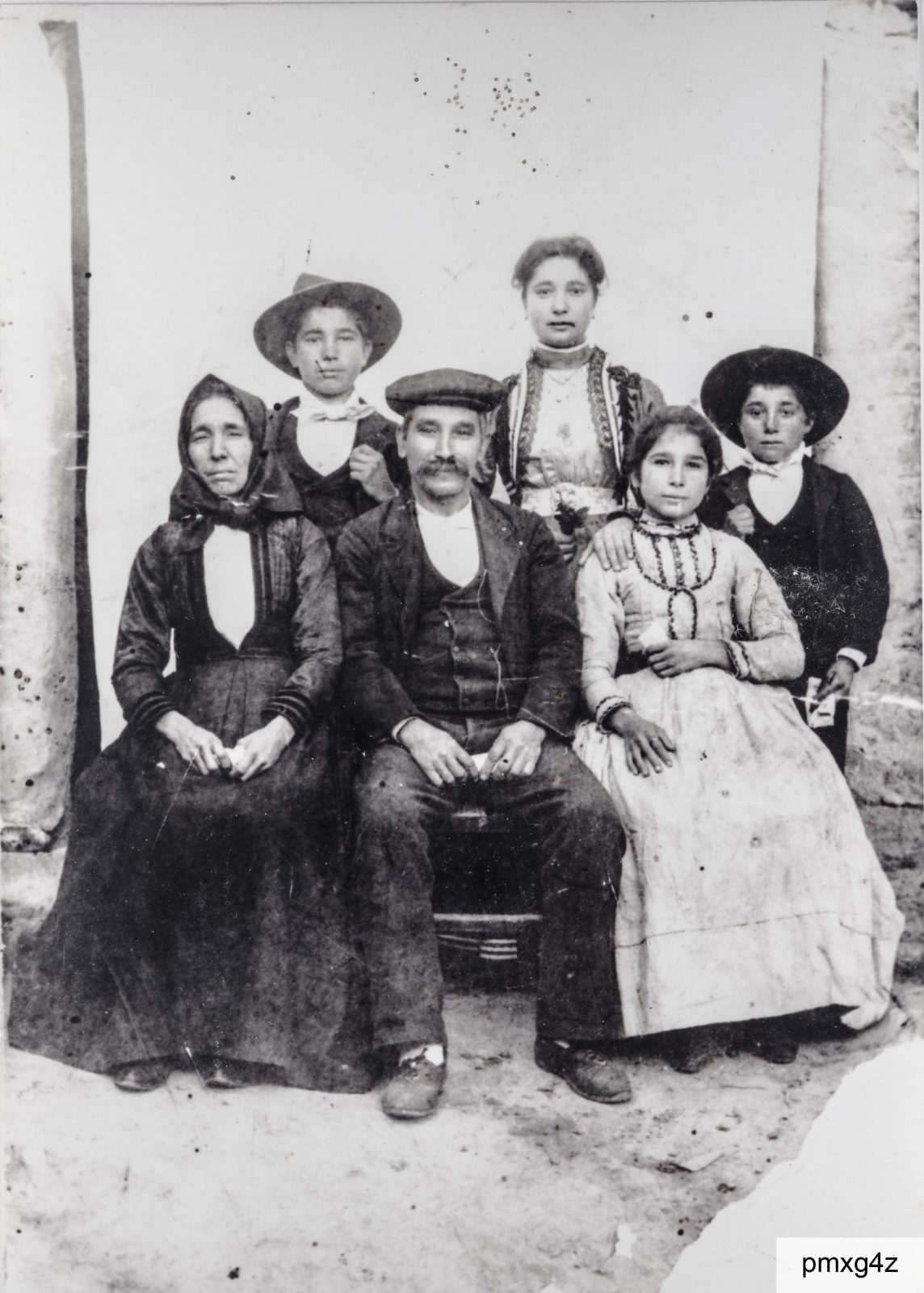 Primi anni del Novecento: famiglia Garau-Ortu. In piedi: Alfredo, Claudina e Amedeo. Seduti: Ersilia, la madre Francesca Ortue il padre Giovanni Garau (1863-?)