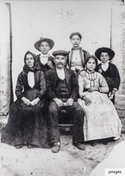 Primi anni del Novecento: famiglia Garau-Ortu. In piedi: Alfredo, Claudina e Amedeo. Seduti: Ersilia, la madre Francesca Ortue il padre Giovanni Garau (1863-?)