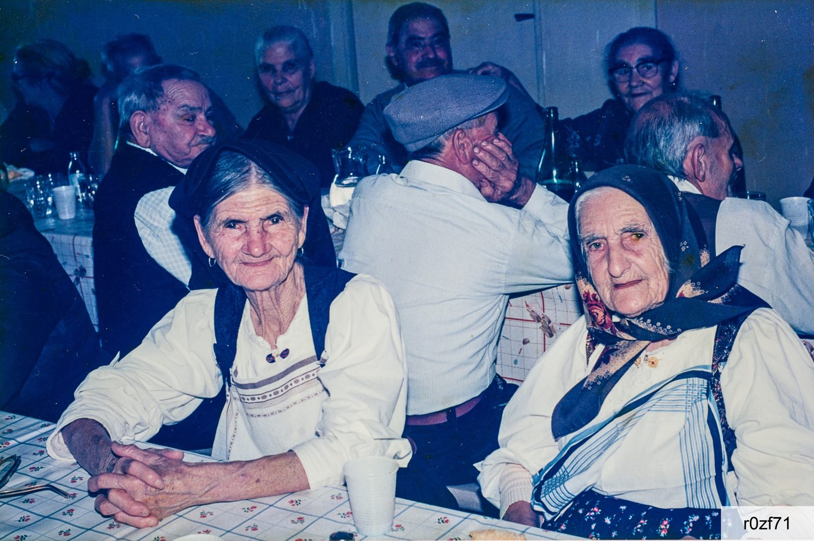 Anni Novanta del Novecento: Villaurbana, festa dell’anziano. Maurilia Margherita Deidda (1906-2000) e Felicita Orrù (1906-1994). Ancora in uso l’abito tradizionale