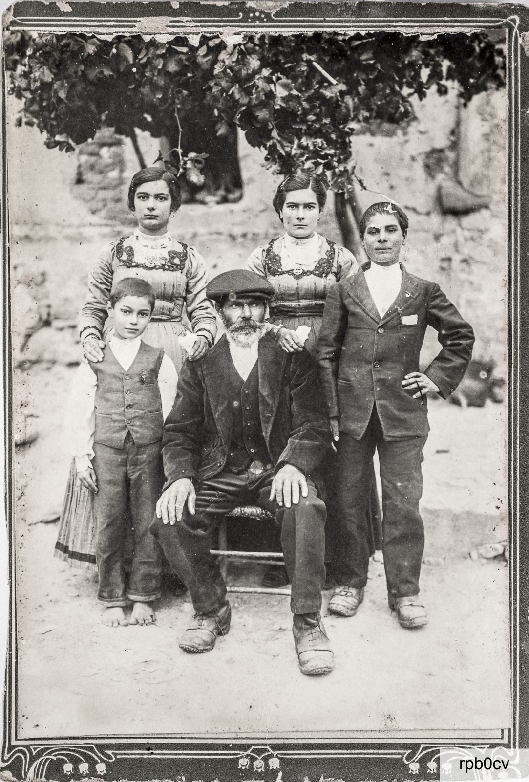 1920: ritratto della famiglia Canalis. In piedi: Maria Sebastiana (1904-1993), Giovanna Antonia nota Toia (1901-1995), Giovanni Antonio (1907-1980) e il piccolo Nicolò (1914-1941). Seduto: Giuseppe Canalis (1865-1940)