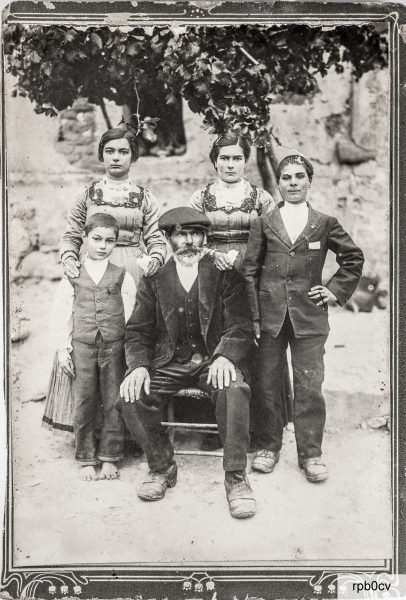 1920: ritratto della famiglia Canalis. In piedi: Maria Sebastiana (1904-1993), Giovanna Antonia nota Toia (1901-1995), Giovanni Antonio (1907-1980) e il piccolo Nicolò (1914-1941). Seduto: Giuseppe Canalis (1865-1940)
