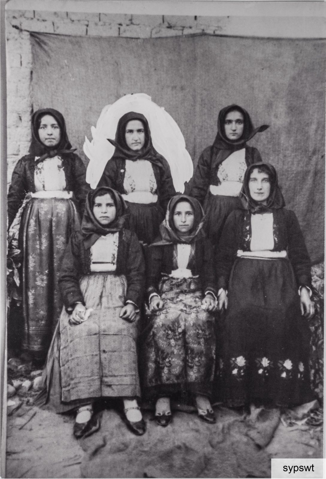 Fine anni Venti del Novecento: gruppo di ragazze villaurbanesi. Si riconoscono Maria Domenica e Greca Turnu