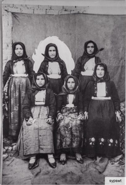 Fine anni Venti del Novecento: gruppo di ragazze villaurbanesi. Si riconoscono Maria Domenica e Greca Turnu