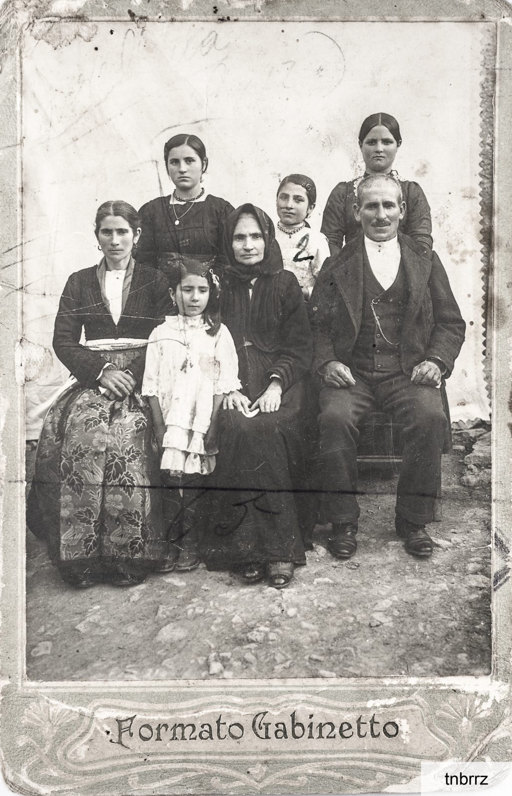 1929: Maria Adelaide Orrù, Clelia Orrù e Silvia Serra. Davanti, Margherita Pisci, Elena Orrù, Antonia Vidili e Antonio Orrù-Pinna