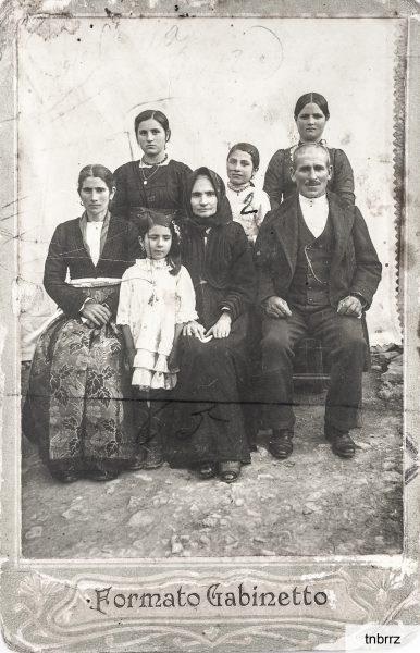 1929: Maria Adelaide Orrù, Clelia Orrù e Silvia Serra. Davanti, Margherita Pisci, Elena Orrù, Antonia Vidili e Antonio Orrù-Pinna