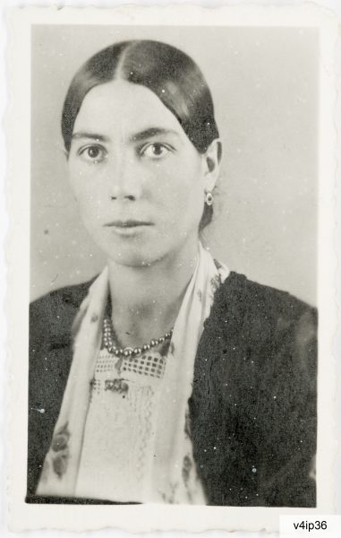 Anni Trenta del Novecento: Maria Anedda (1918-2016), particolare della pettinatura con scriminatura centrale
