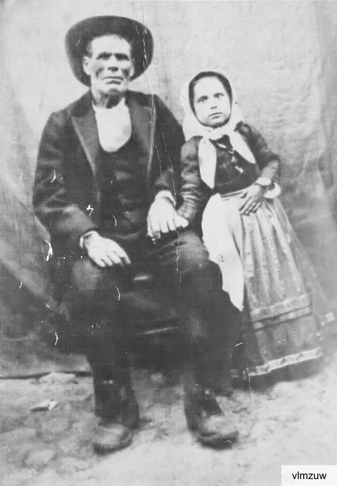 1927: Rosa Pulixi (1922-2019) con il nonno Giovanni Zucca (1865-?)